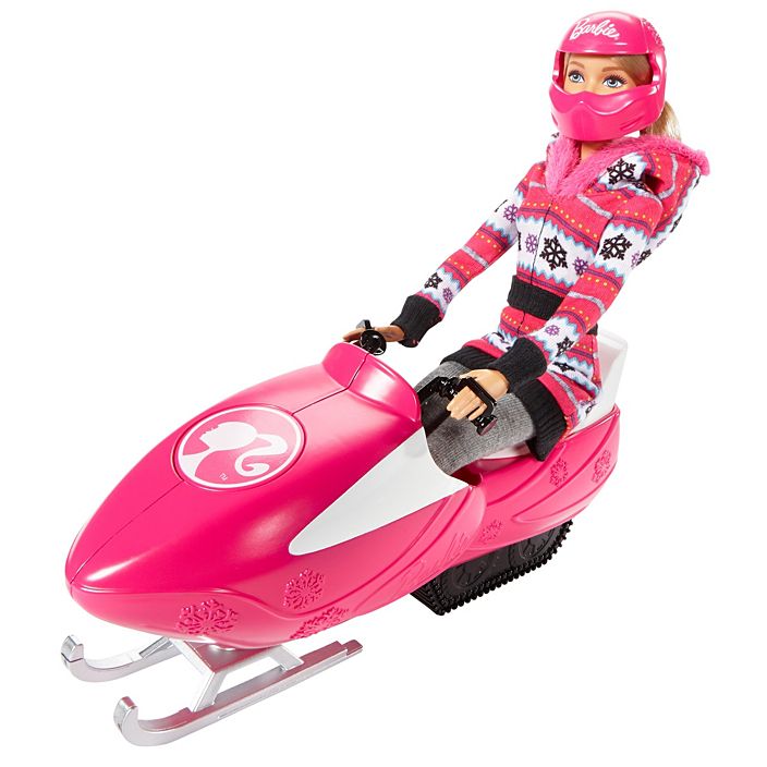Барби использует специальный шлем во время езды на снегоходе