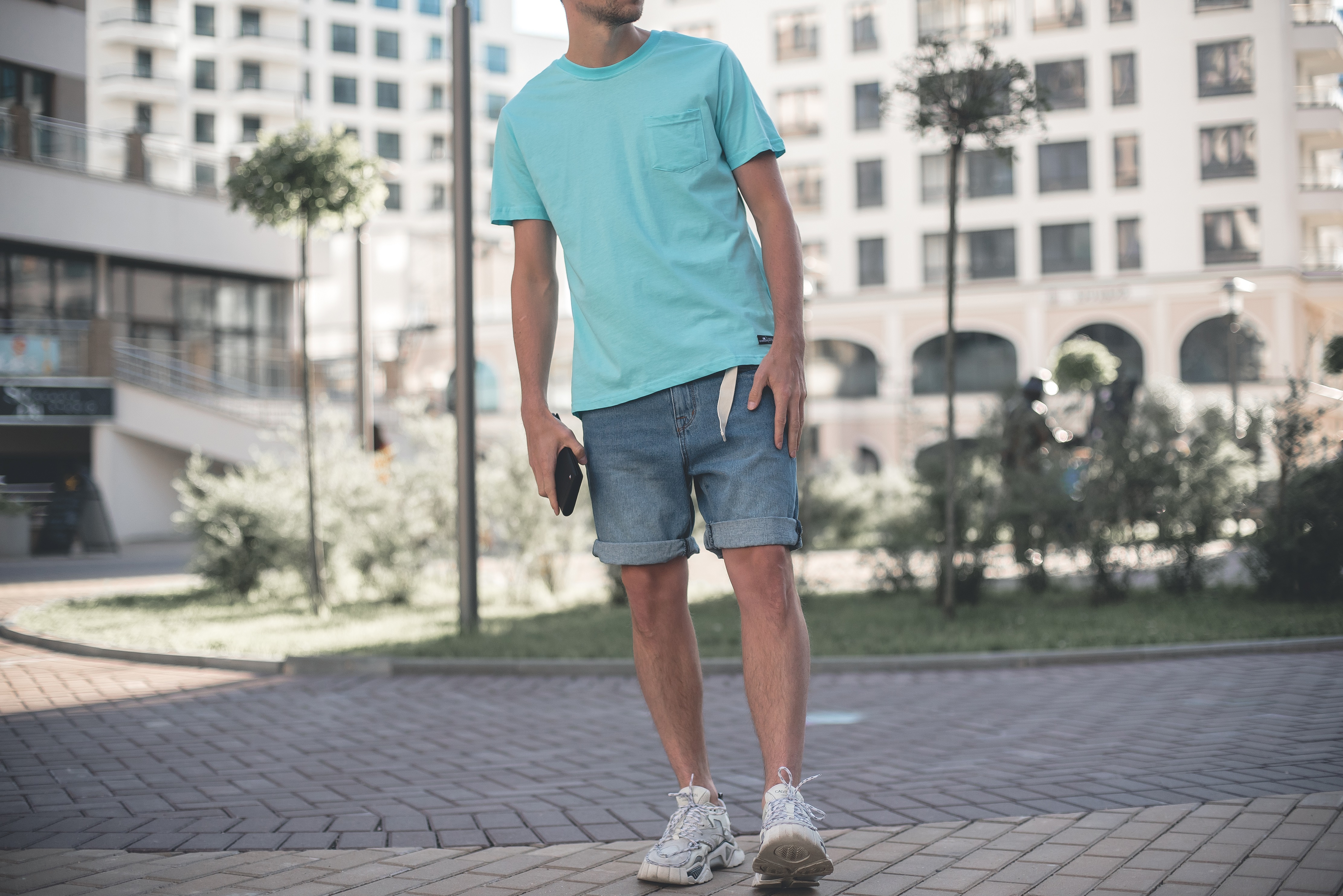 Джинсовые летние мужские шорты в сочетании со свтелой футболкой оверсайз - тренд лета 2020