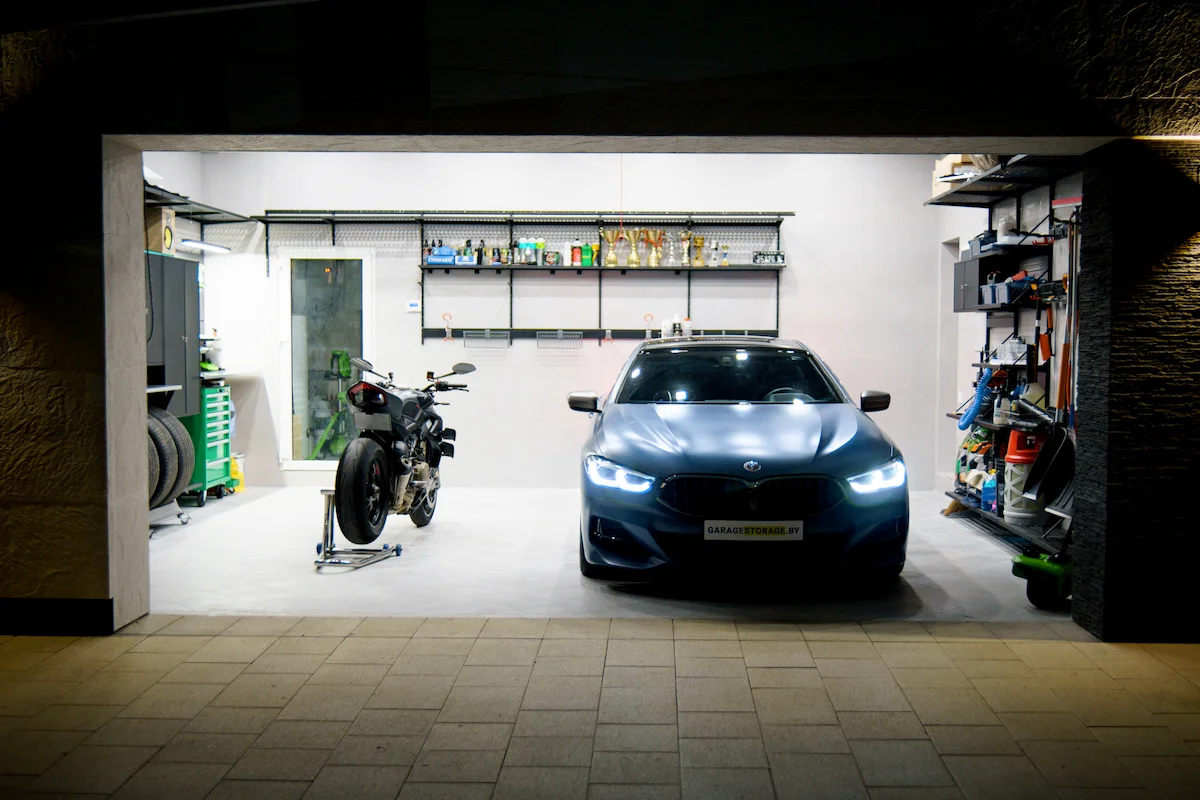 Комплексное обустройство гаража в Витебске: черная система хранения IF, BMW M850 и мотоцикл