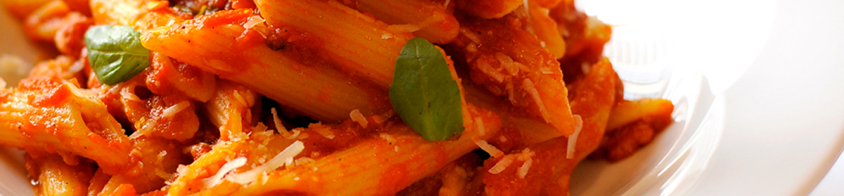 Паста арабьята в томатном соусе: классический рецепт - Лайфхакер