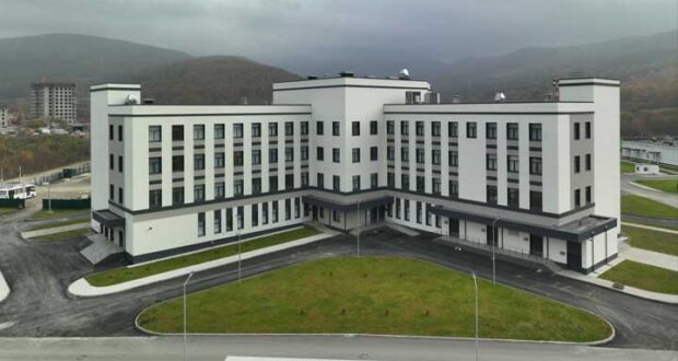 Современный фасад здания с линеарными панелями на подсистеме REVENTAL