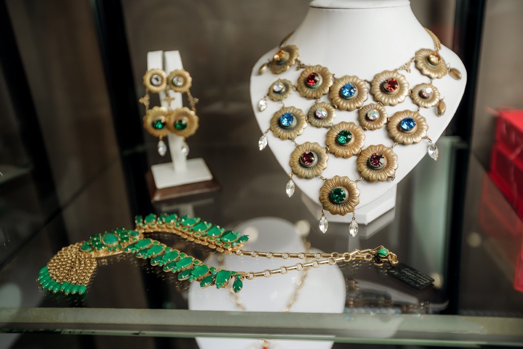 Переходим на зимнее время: как носить бижутерию Van Cleef&Arpels в холода?