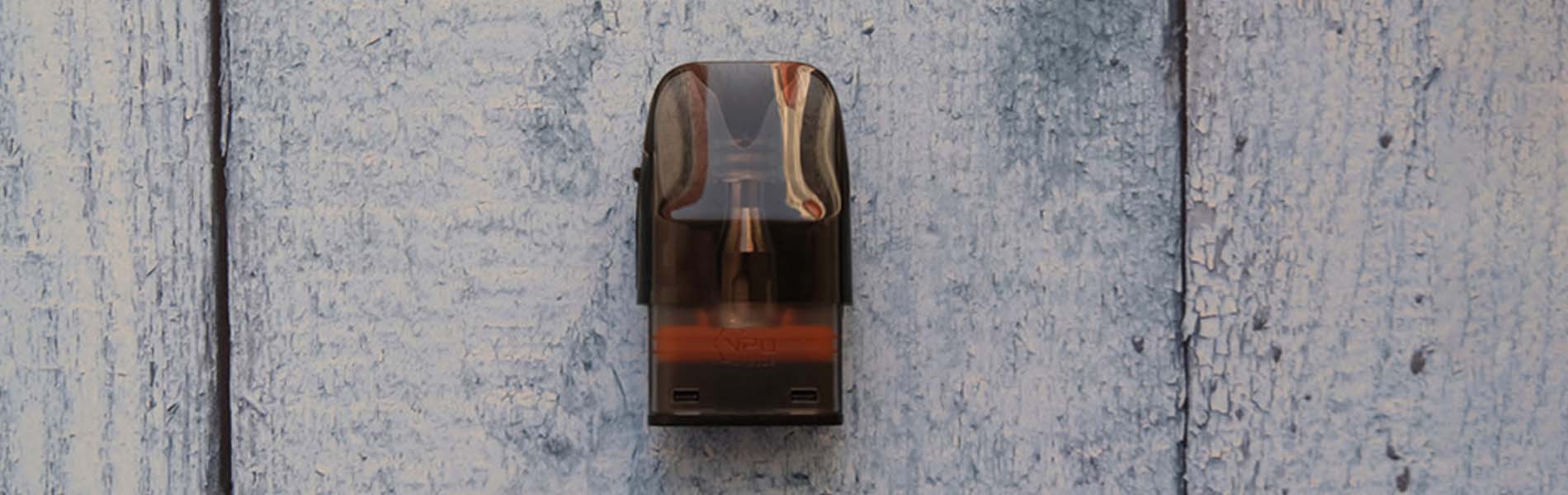 Geekvape Wenax Q2 в руке крупный план экрана и кожаной панели Geekvape Wenax Q2 в руке крупный план экрана и кожаной панели