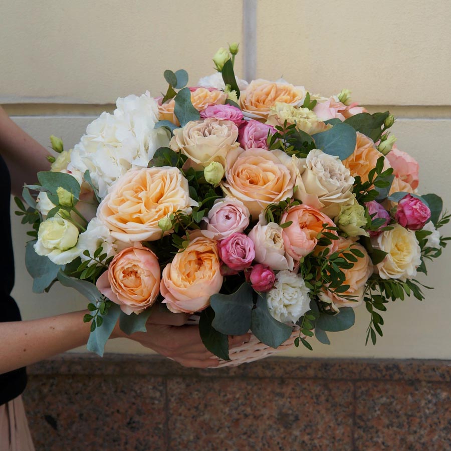 подарочная корзина с персиковыми розами.jpg
