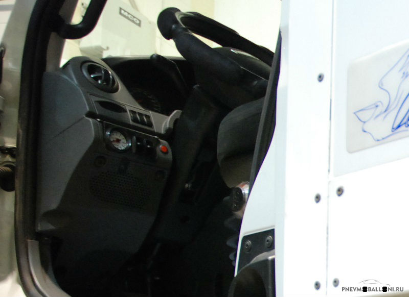 Система управления находится на панели приборов по левую руку от водителя: