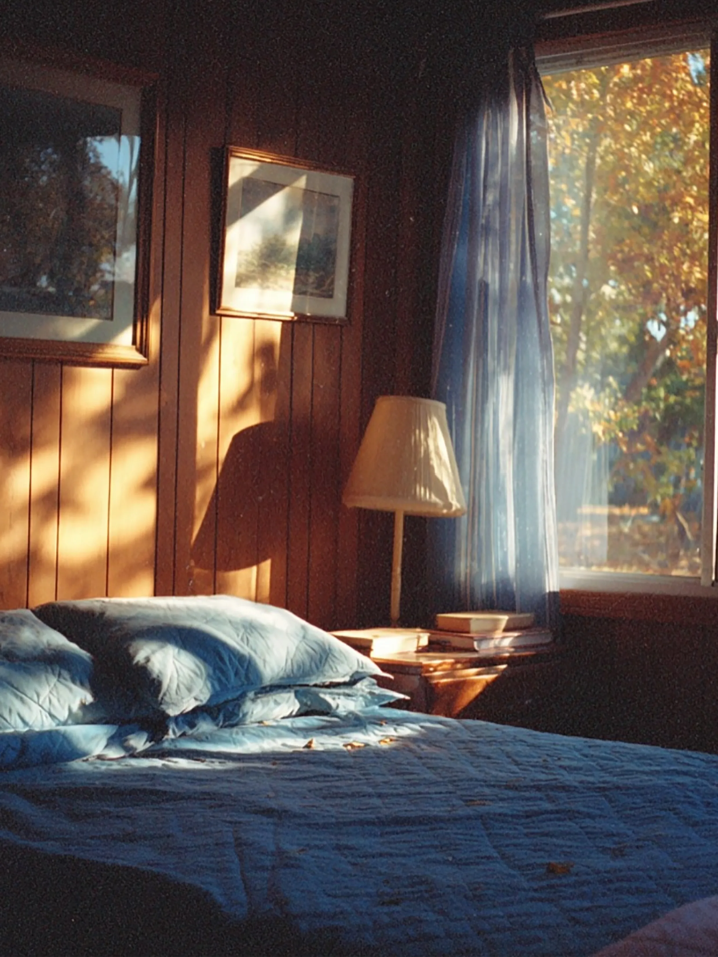 Ностальгический интерьер 80-х в стиле mid-century modern: тёплый свет, натуральные фактуры и спокойные цвета — атмосфера для настенных часов WOODandROOT