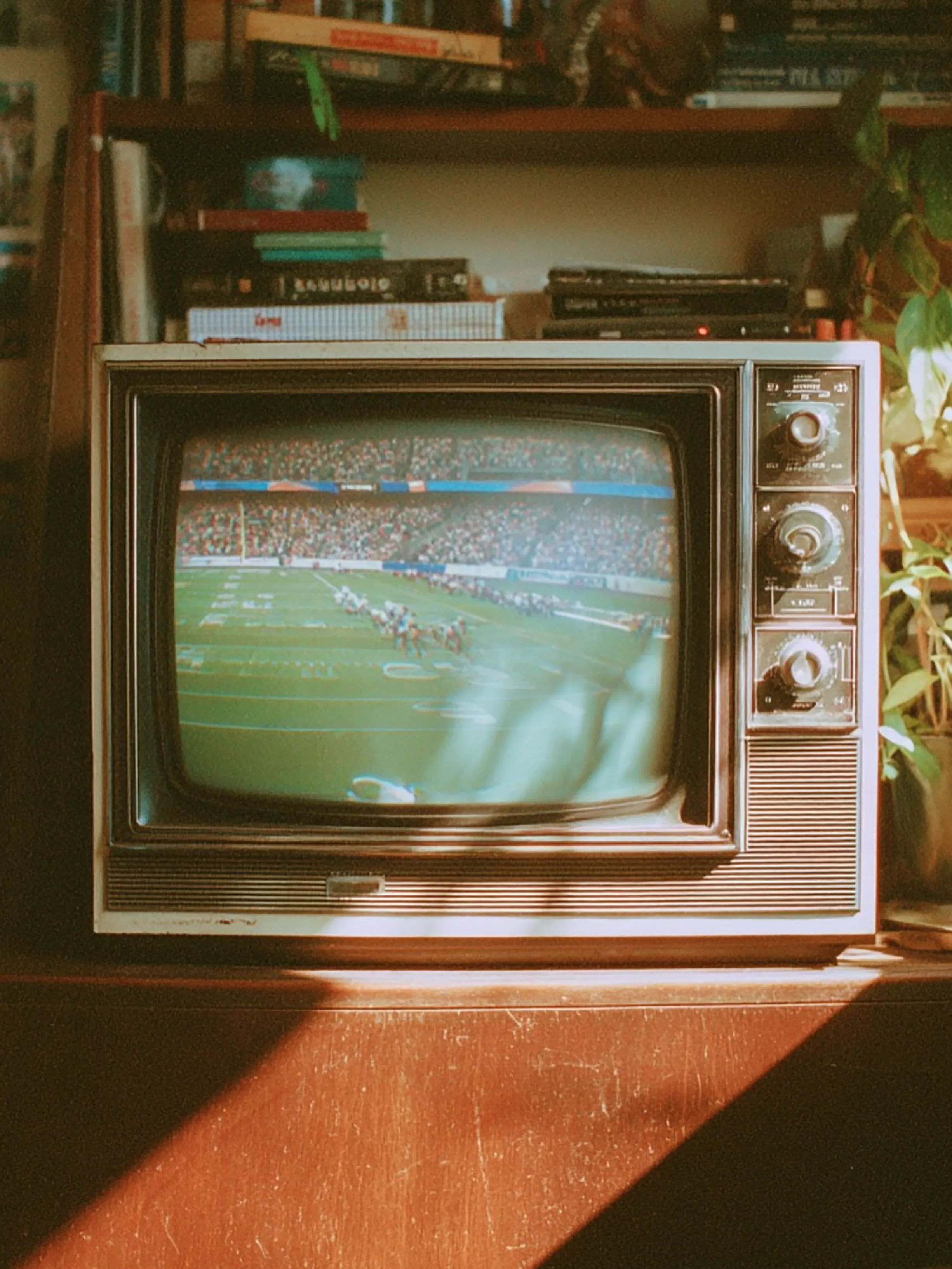 Интерьер восьмидесятых с ретро-деталями и мягкими пастельными оттенками — гармоничная среда для настенных часов в стиле mid-century