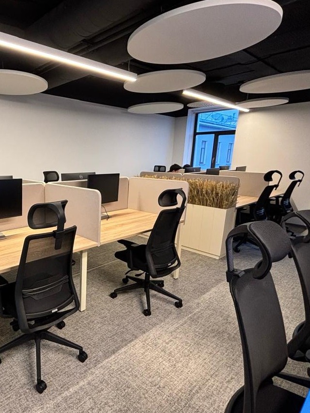 Переговорная зона с удобными креслами Filo и современным оформлением. Переговорная зона с удобными креслами Filo и современным оформлением.