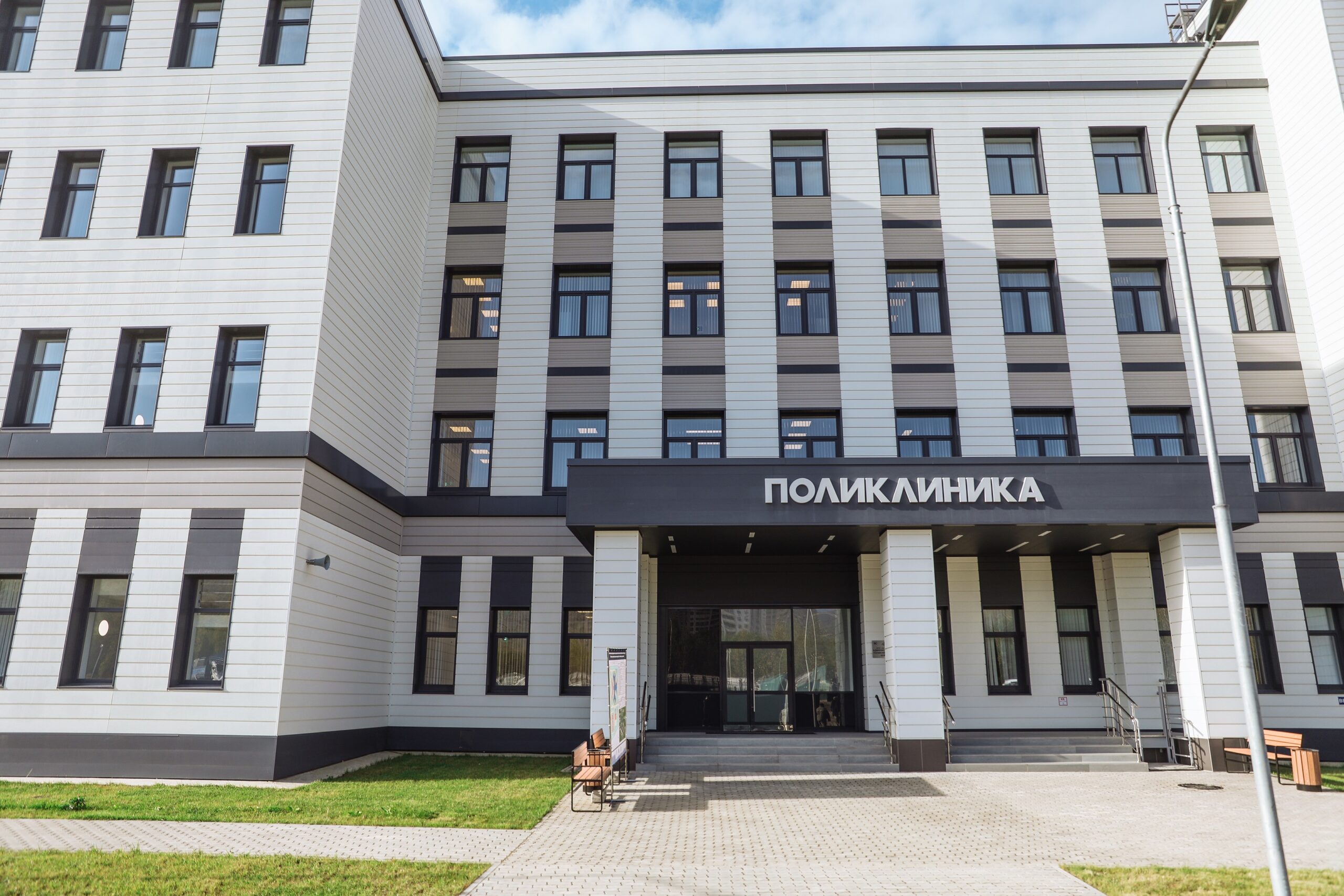 Фасад бизнес‑центра с облицовкой линеарными панелями на вентфасаде