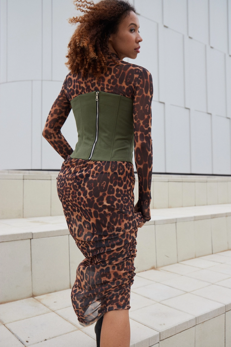 Девушка в леопардовом платье и корсете