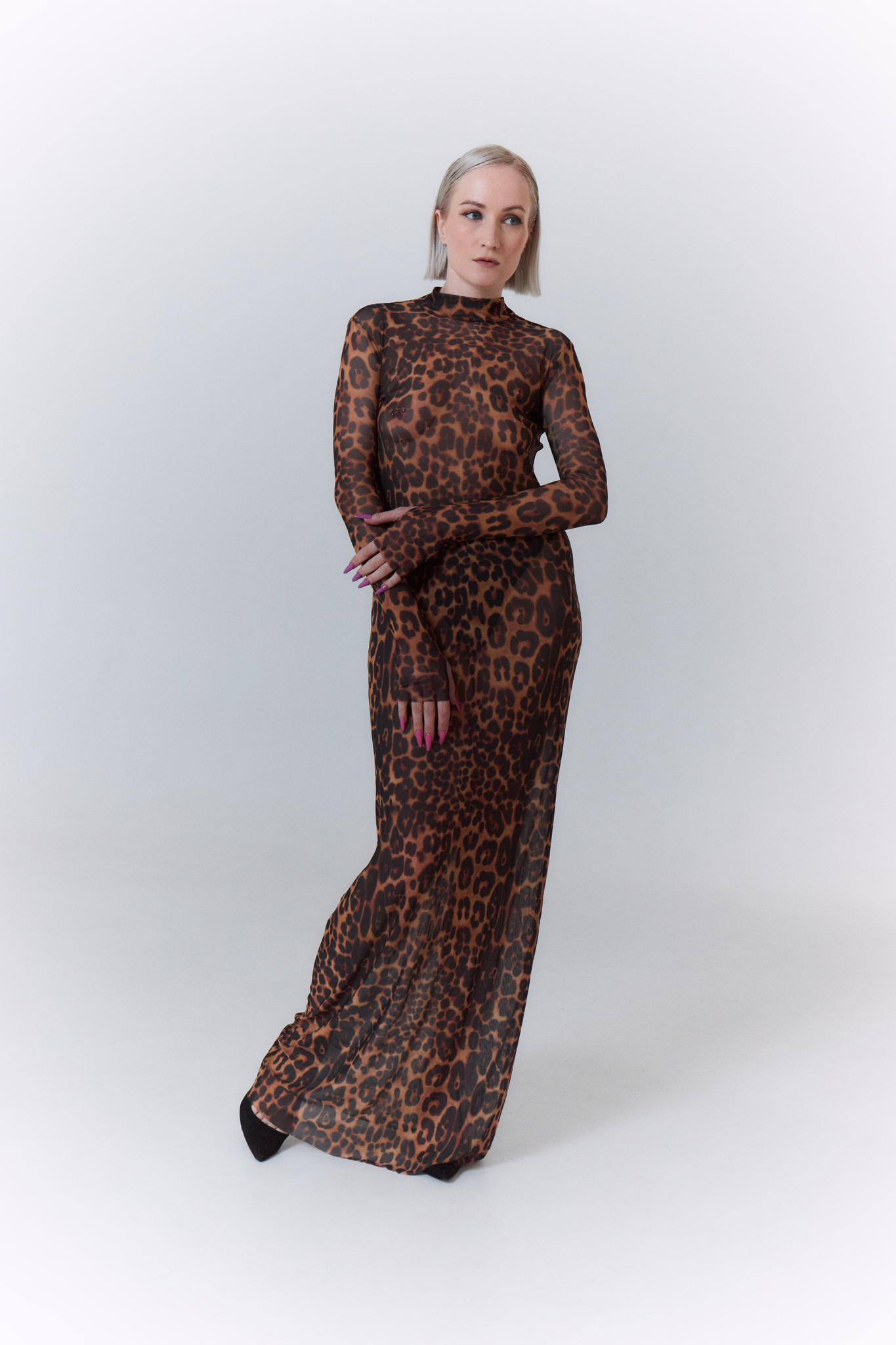 Показ леопардового платья с черными туфлями