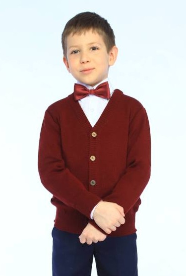 Наша швейная фабрика производит школьные джемпера, используя натуральные материалы, с добавлением небольшого количества синтетики. Благодаря комбинации нитей, вязаное полотно получается мягким и теплым, обладая при этом износостойкими качествами.