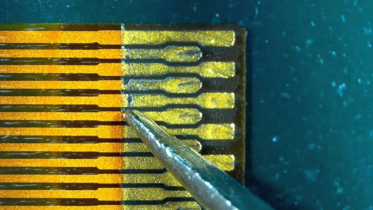 макросъемка поврежденных контактов на задней крышке часов