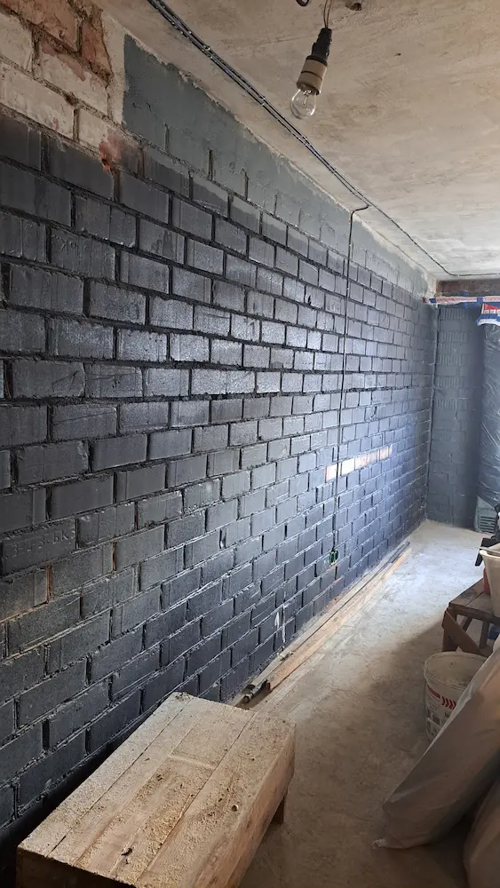 garazh-do-remonta-minsk-1 Общий вид гаража до ремонта — кирпичные стены, черновой потолок, без отделки.