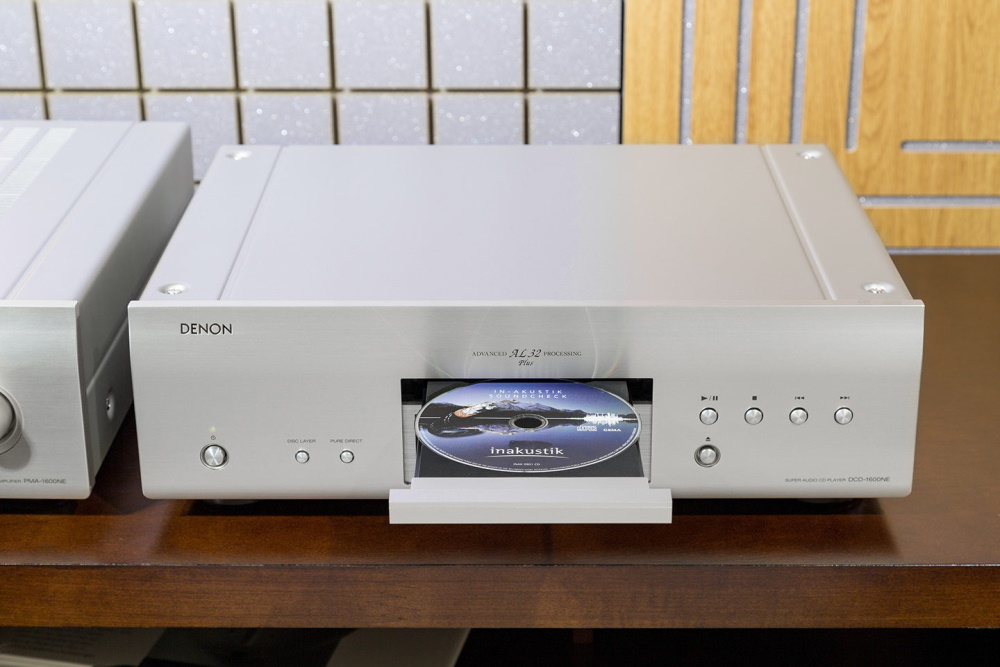 CD проигрыватель Denon DCD-1600NE на полке