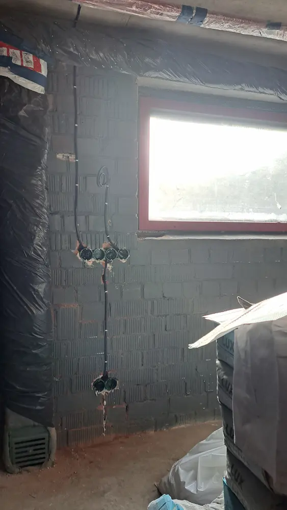 garazh-do-remonta-elektromontazh-minsk Участок с установленными подрозетниками и проведённой электрикой, этап подготовки к ремонту.