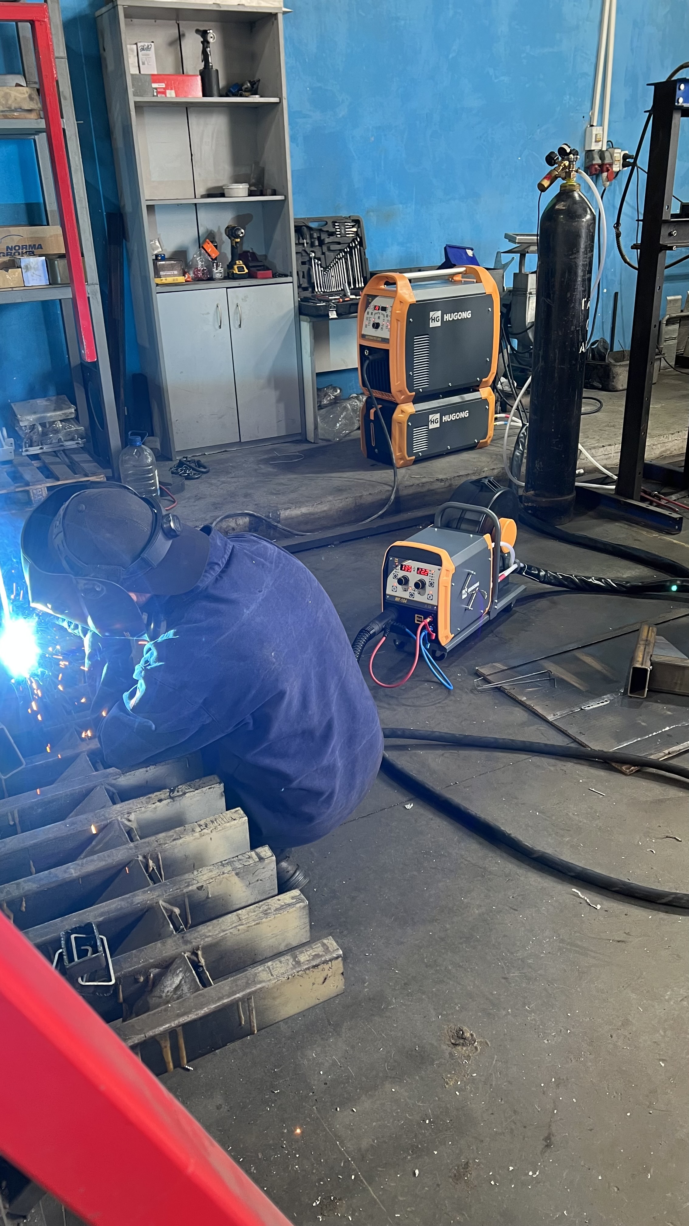 Сварка резервуаров с пульсацией в ремонтном цехе