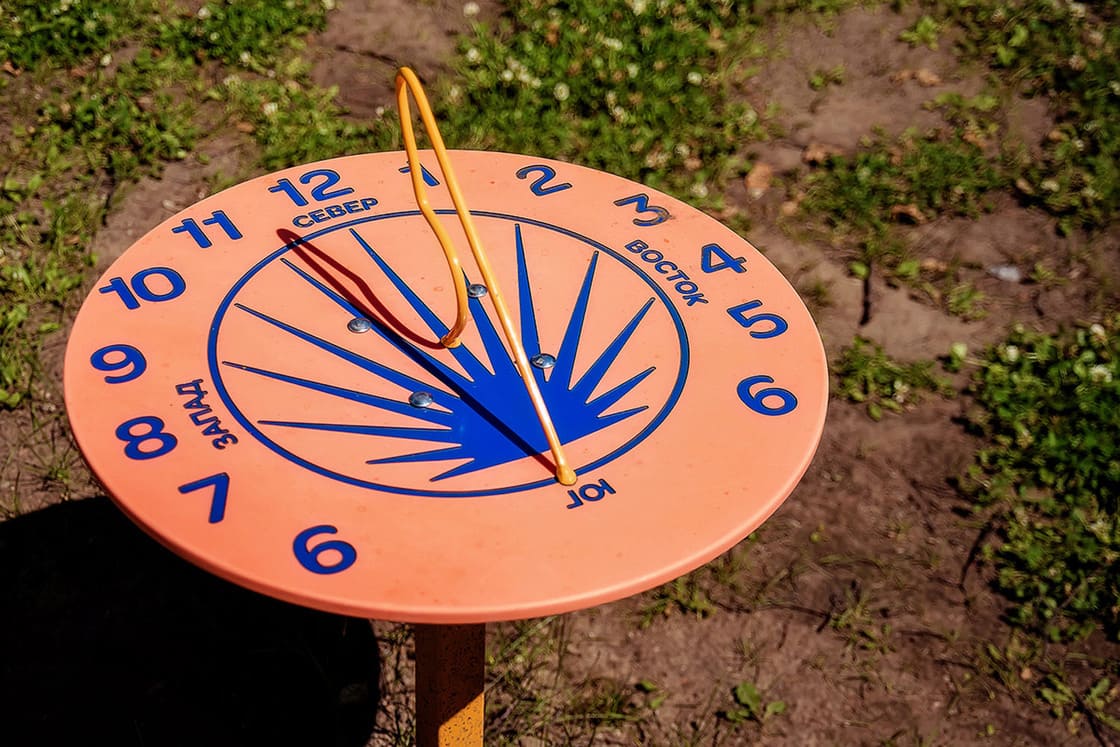 Солнечные часы с метеоплощадки Умничка