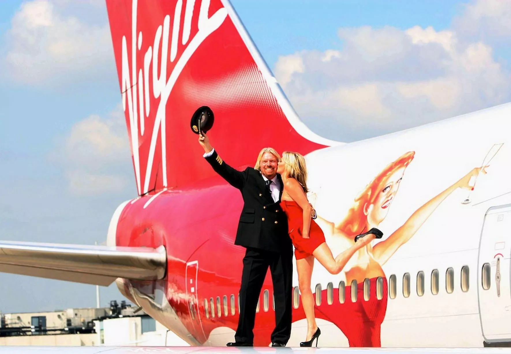 Ричард Брэнсон на фоне самолёта Virgin.JPG