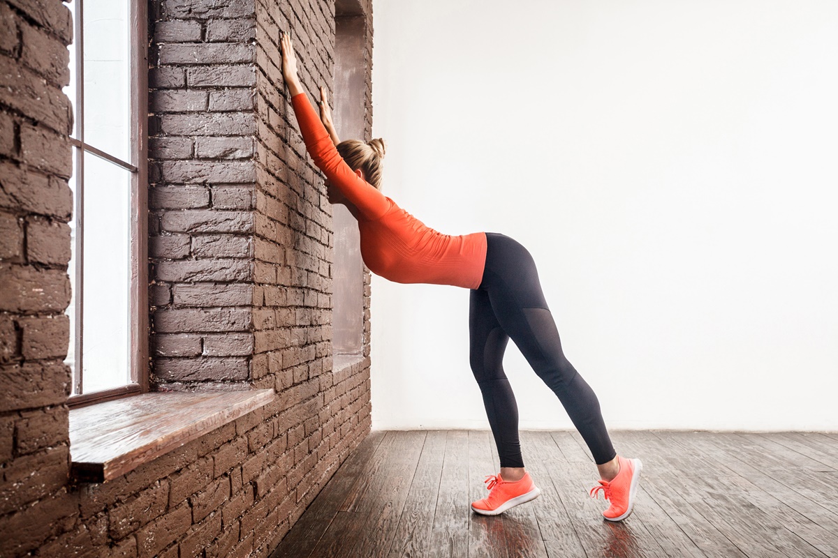 Упражнения для спины у стены