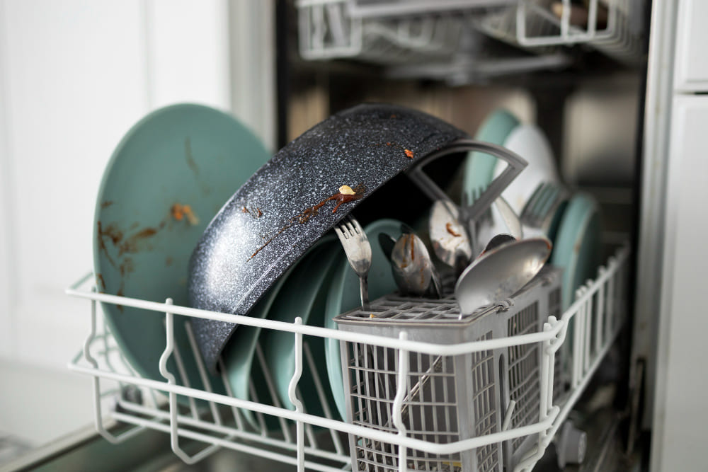 грязная посуда в посудомоечной машине