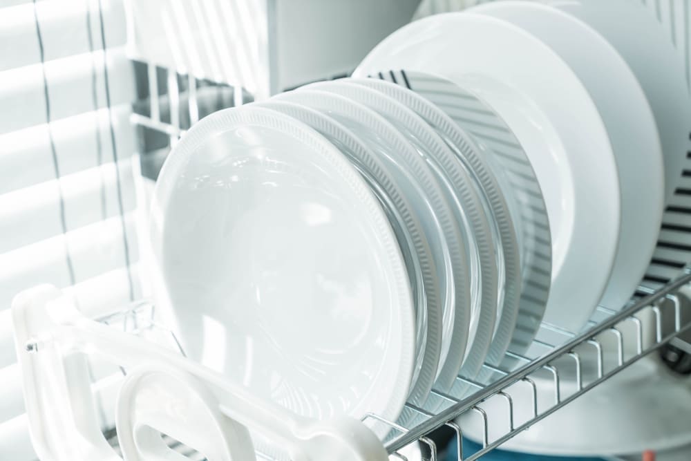 Чистая белая посуда