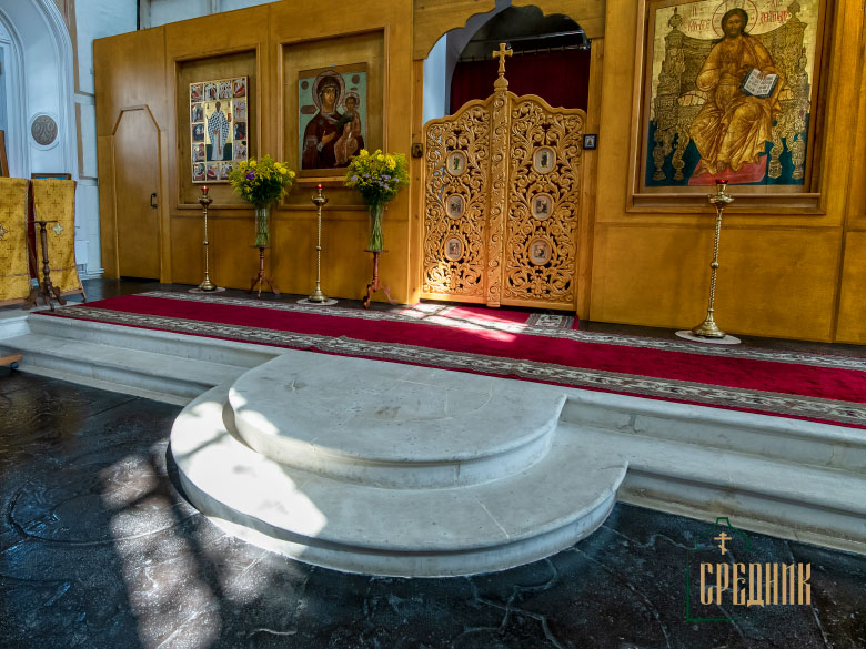 Амвон московского храма Воскресения Христова в Кадашах