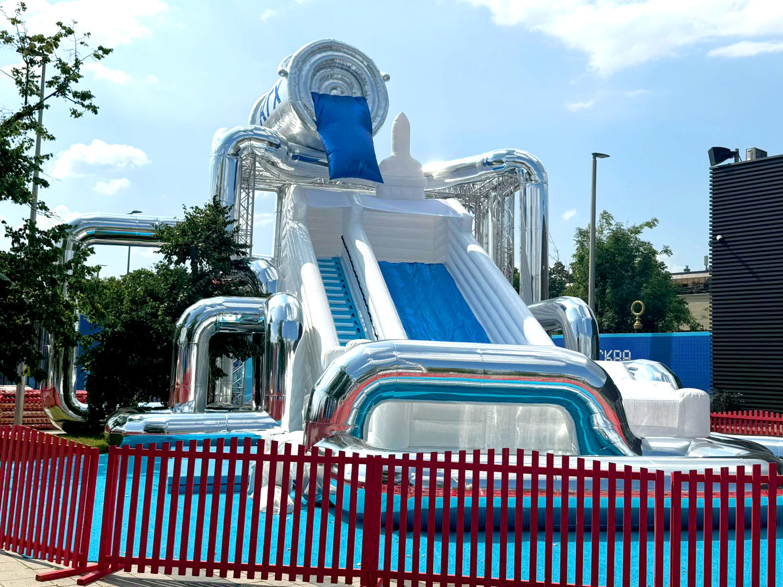 Вид спереди