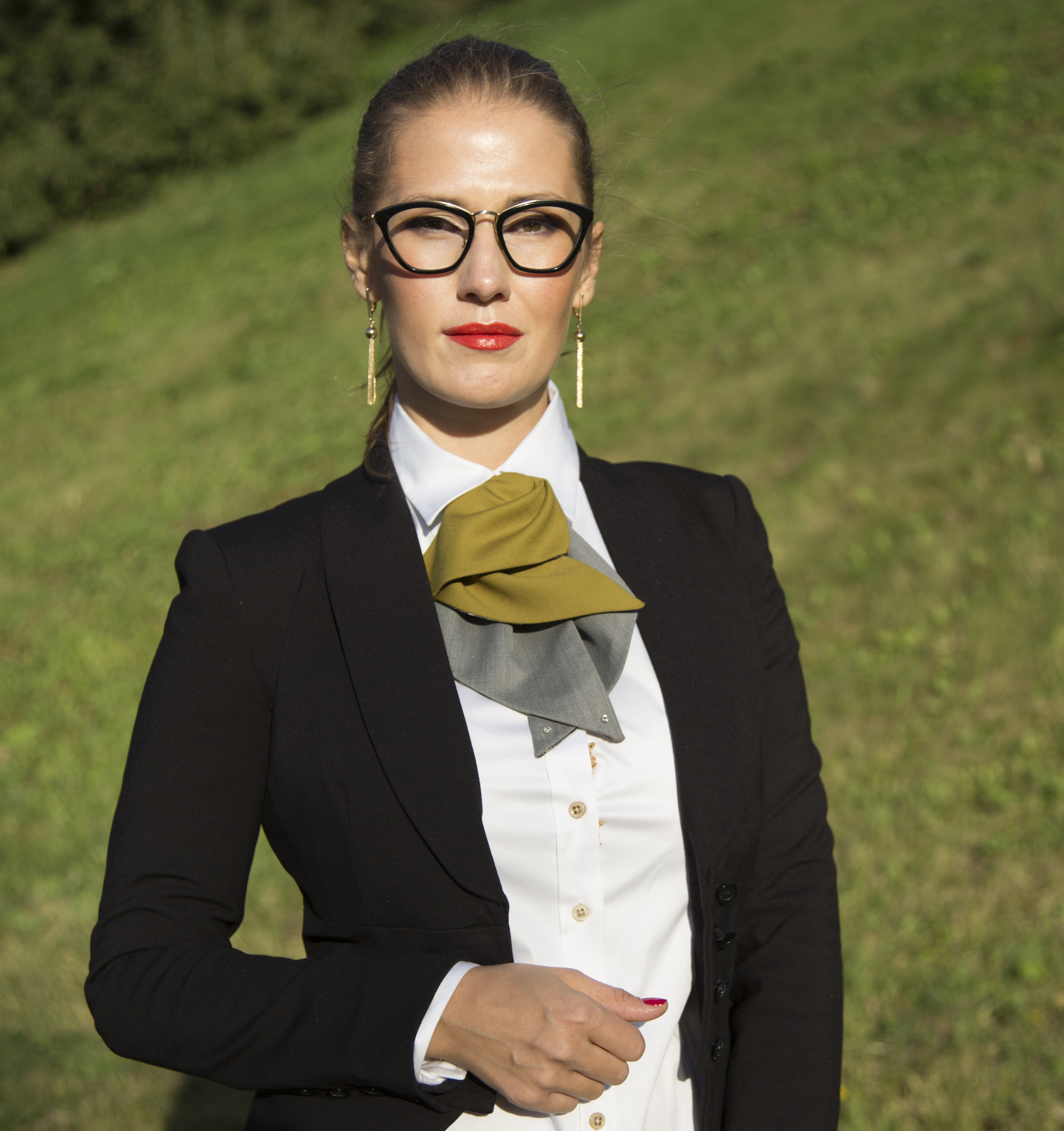 Женский деловой костюм с галстуком