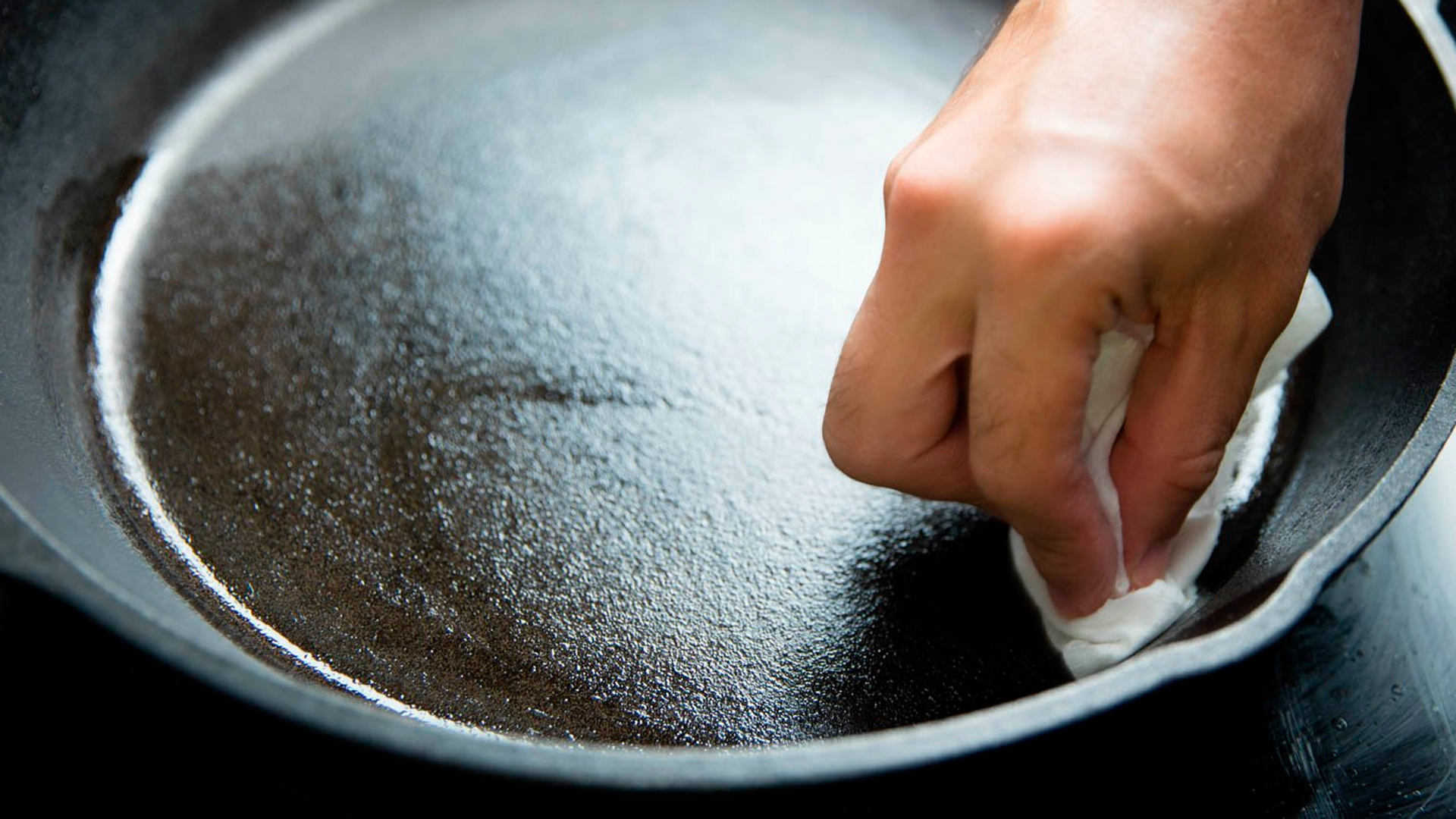 Нужно смазывать сковороду. Прокалить сковороду с солью. Чистка сковороды и казаны. Прокалить песок на сковородке. Алюминиевая сковородка солью.