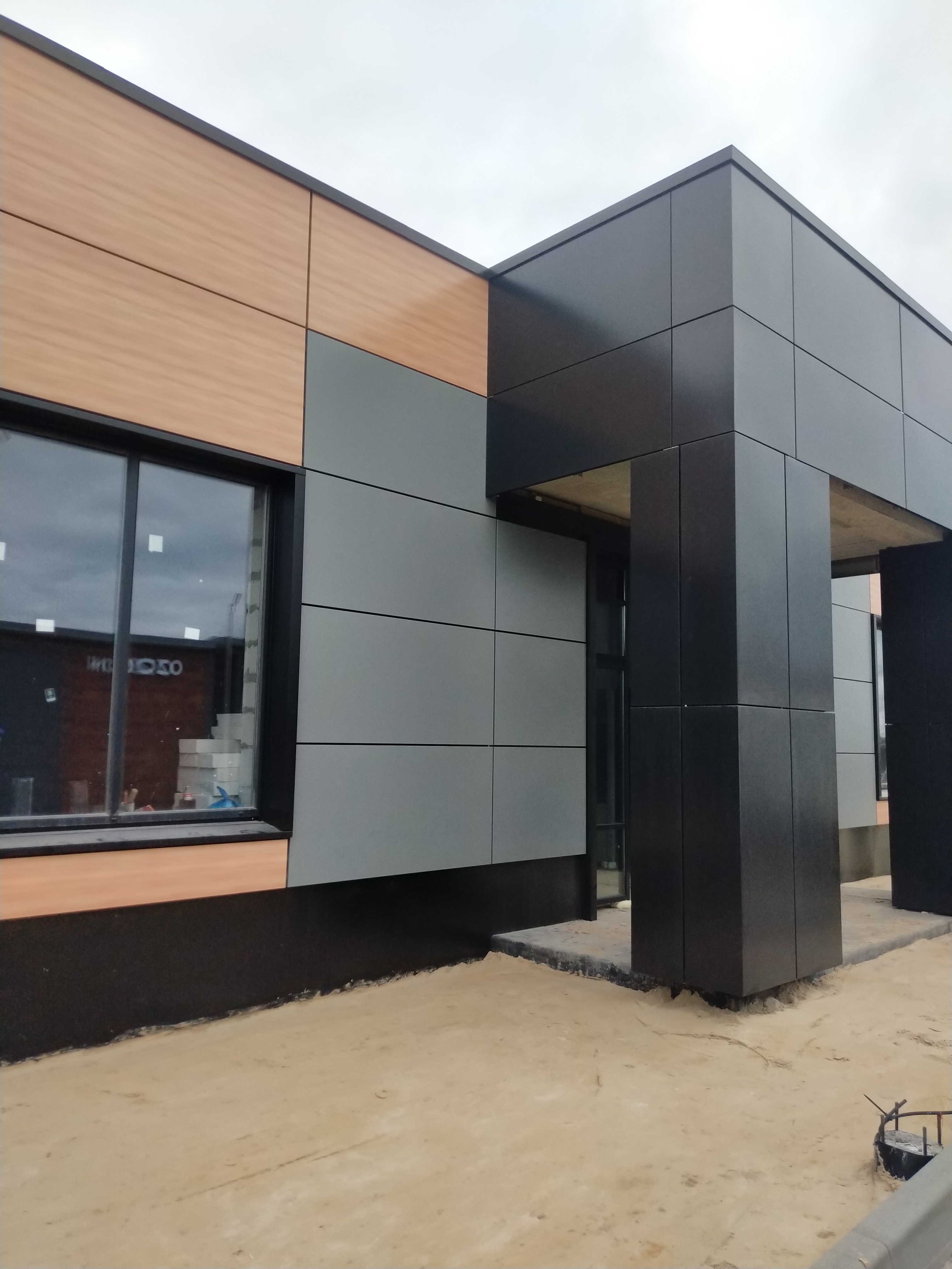 Современное здание облицовано металлическими кассетами