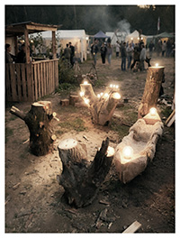 Теплая фестивальная фотозона WOODandROOT со светящимися пнями и живой атмосферой