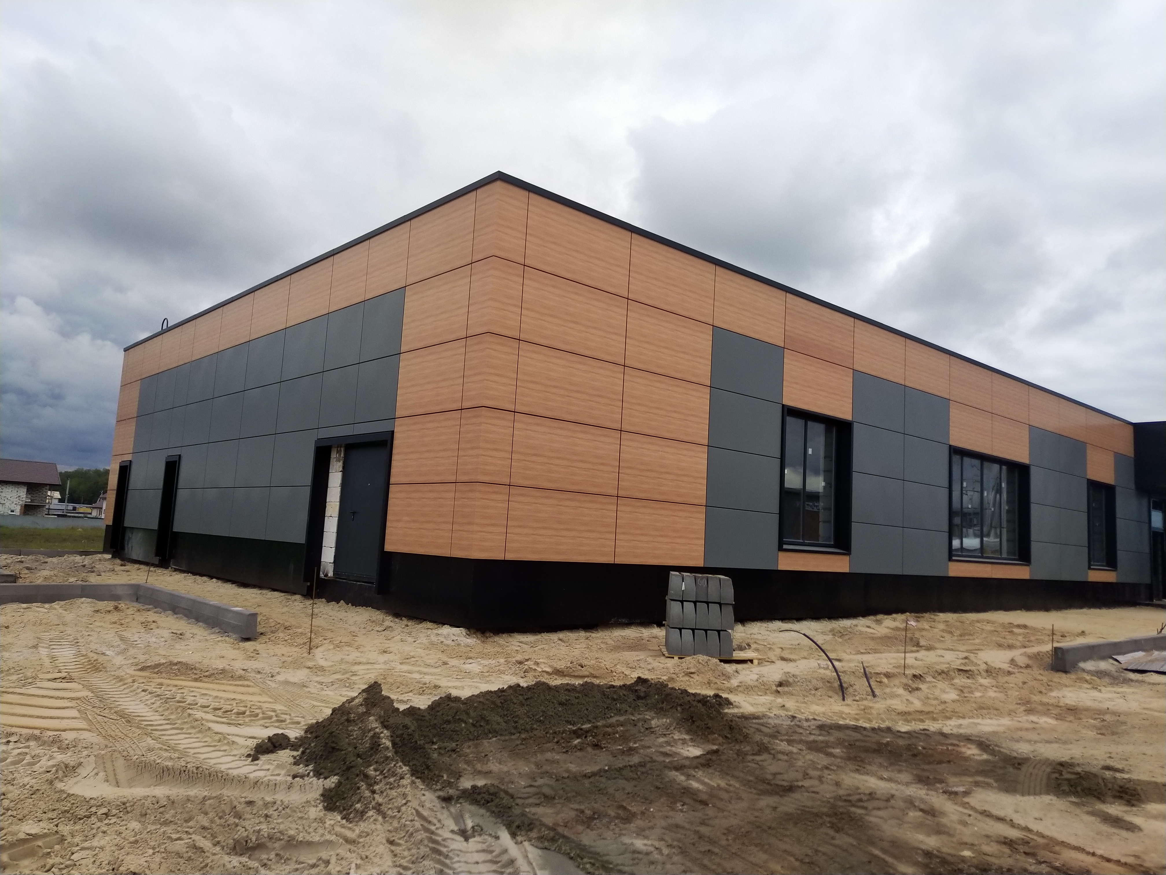 Установка стальных кассет вентилируемого фасада