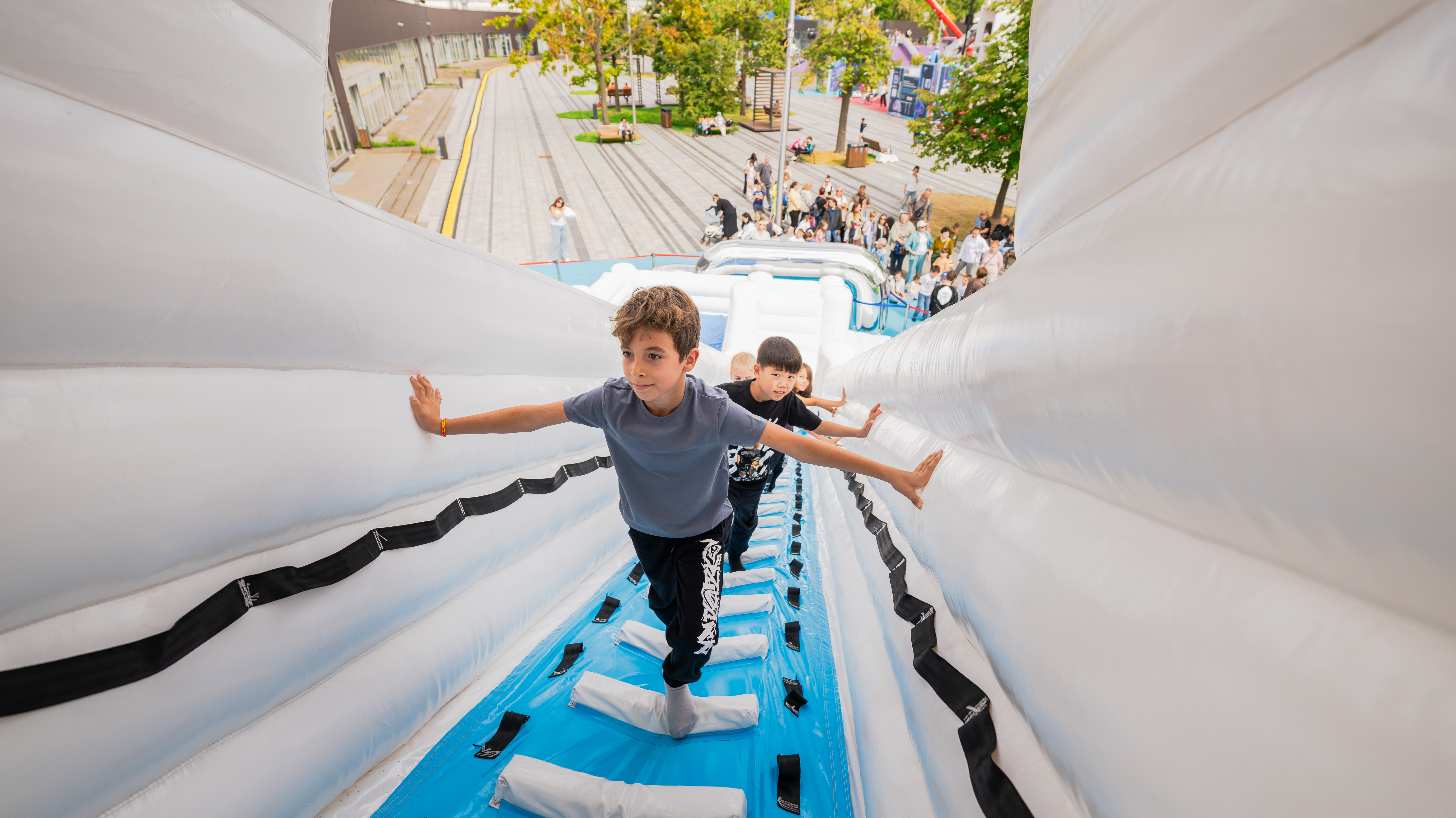 Дети на батуте