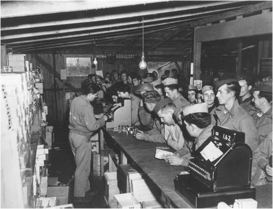 1945_American_solders_buying_knives.jpg