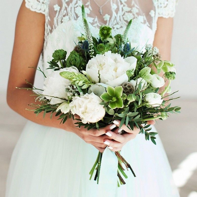 Букет невесты и бутоньерка для жениха из живых цветов