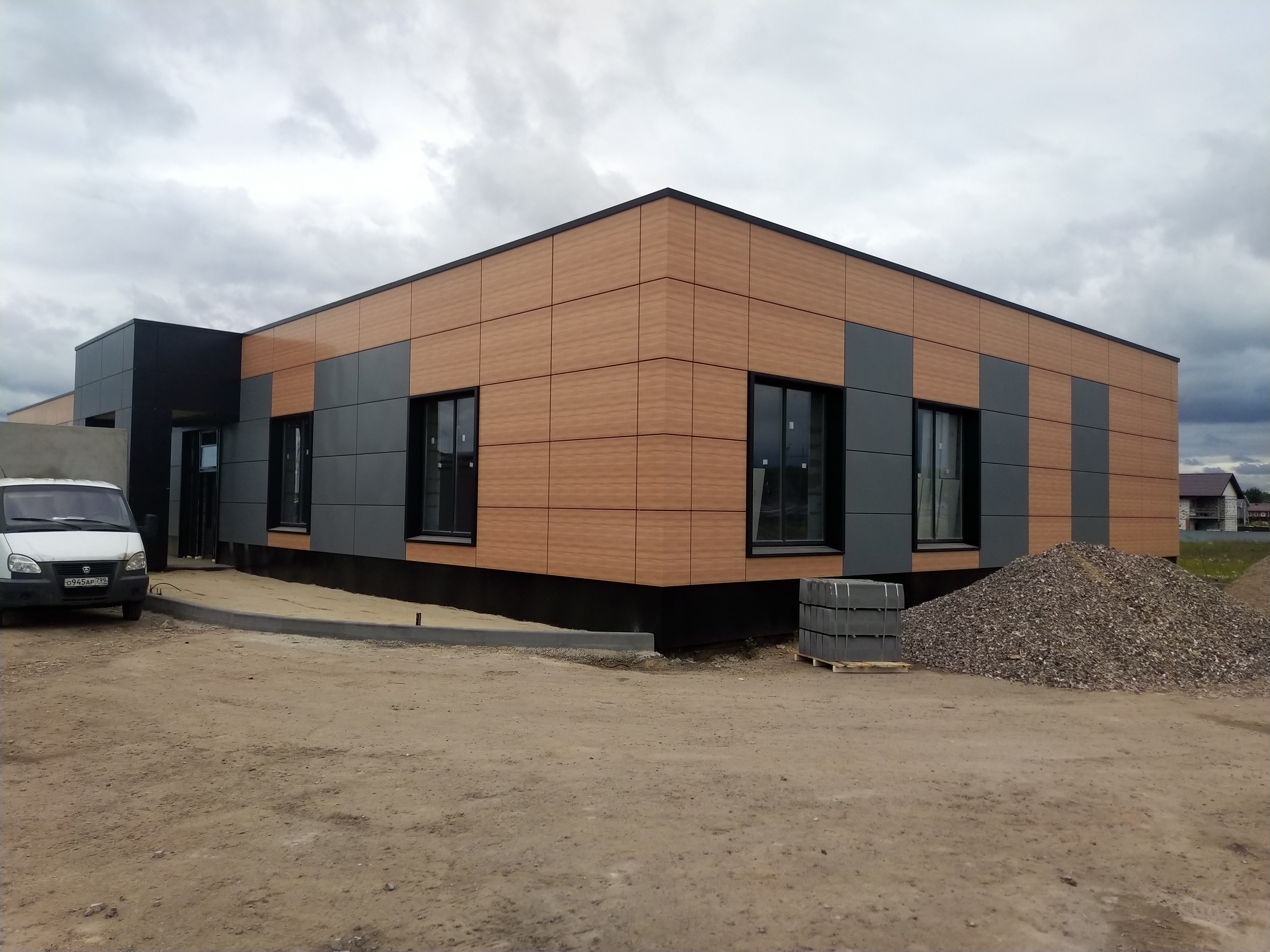 Алюминиевые кассеты на вентилируемом фасаде здания