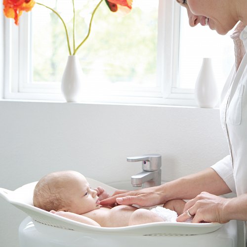 Как купать малыша с первых дней жизни?  
