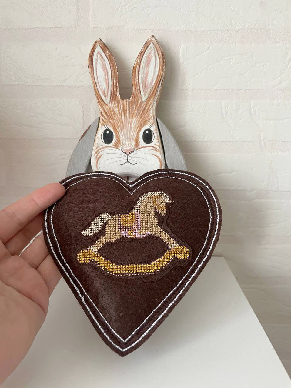 Сердце шоколадное. Подвеска из фетра с вышивкой TSF-251121-Maxi-linenby.by