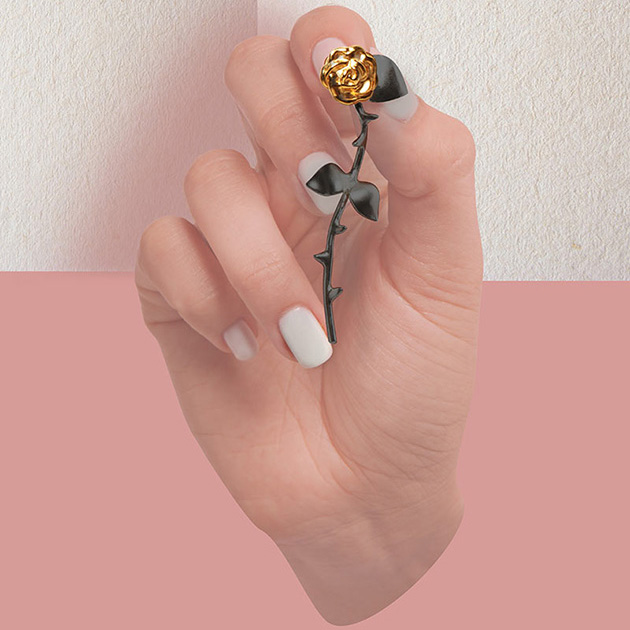 оригинальные серьги в фoрме роз от SMITH/GREY -  Marina`s Roses Gold&Black earrings