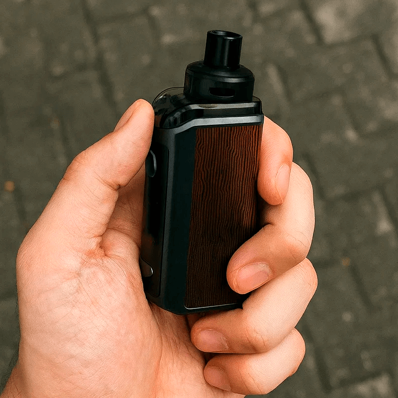 GeekVape Obelisk 65 FC в руке