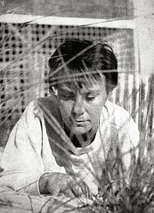 220px-Photo_portrait_of_Harper_Lee_(To_Kill_a_Mockingbird_dust_jacket,_1960).jpg
