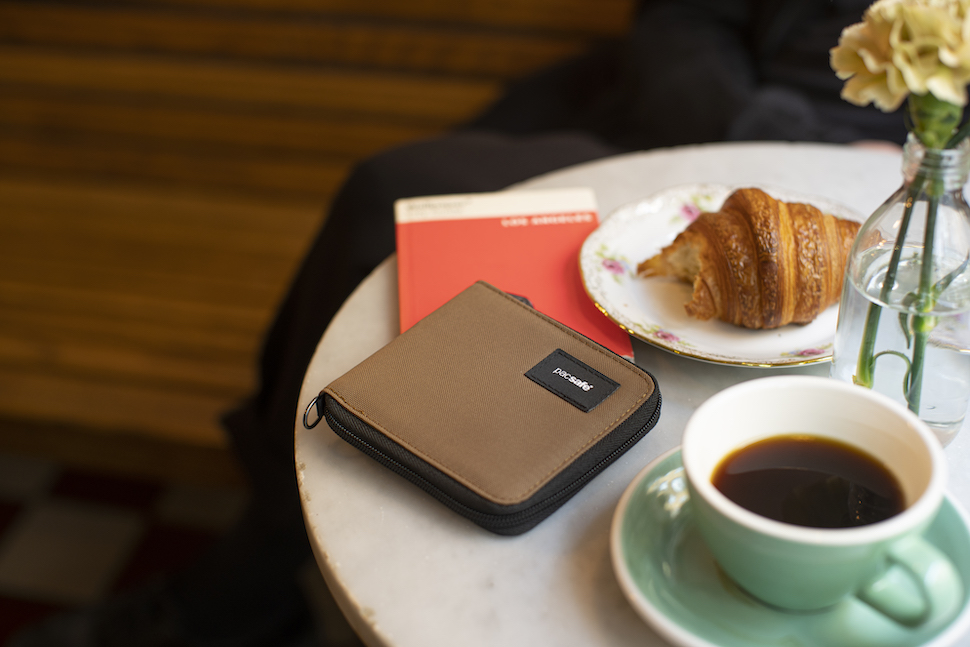 rfidsafe_ziparoundwallet_11050205_tan_bagandwallet_kupit.jpg