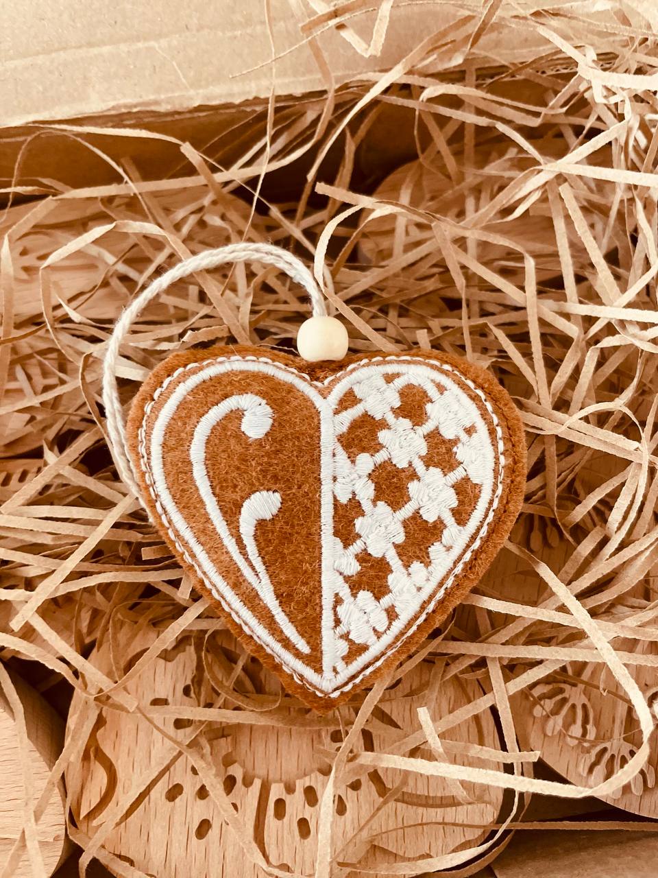 Пряничное сердце. Подвеска из фетра NYF-0225-Midi