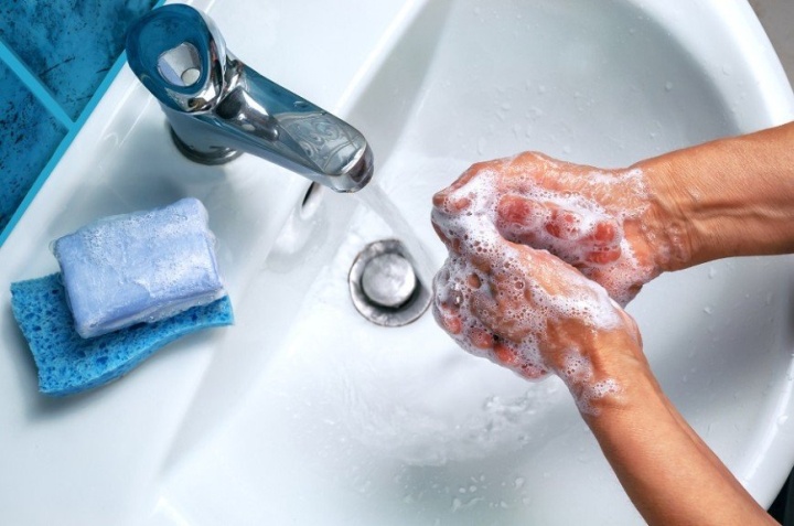 Мыть руки после туалета нужно даже при использовании при работе перчаток