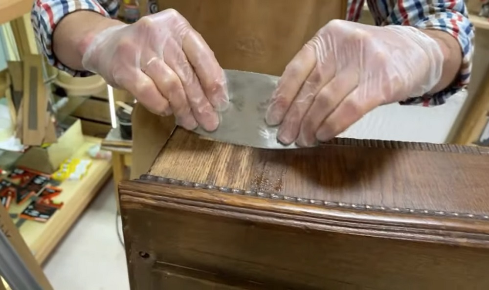 снимаем слой лака циклей