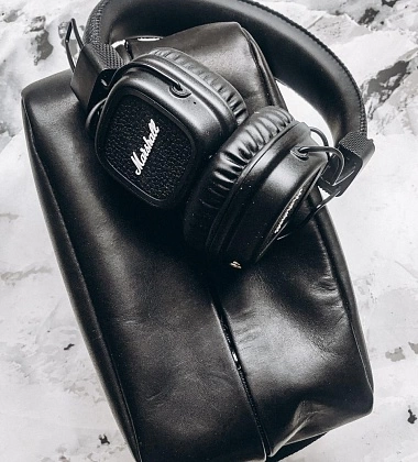 кожаный несессер на котором лежат наушники