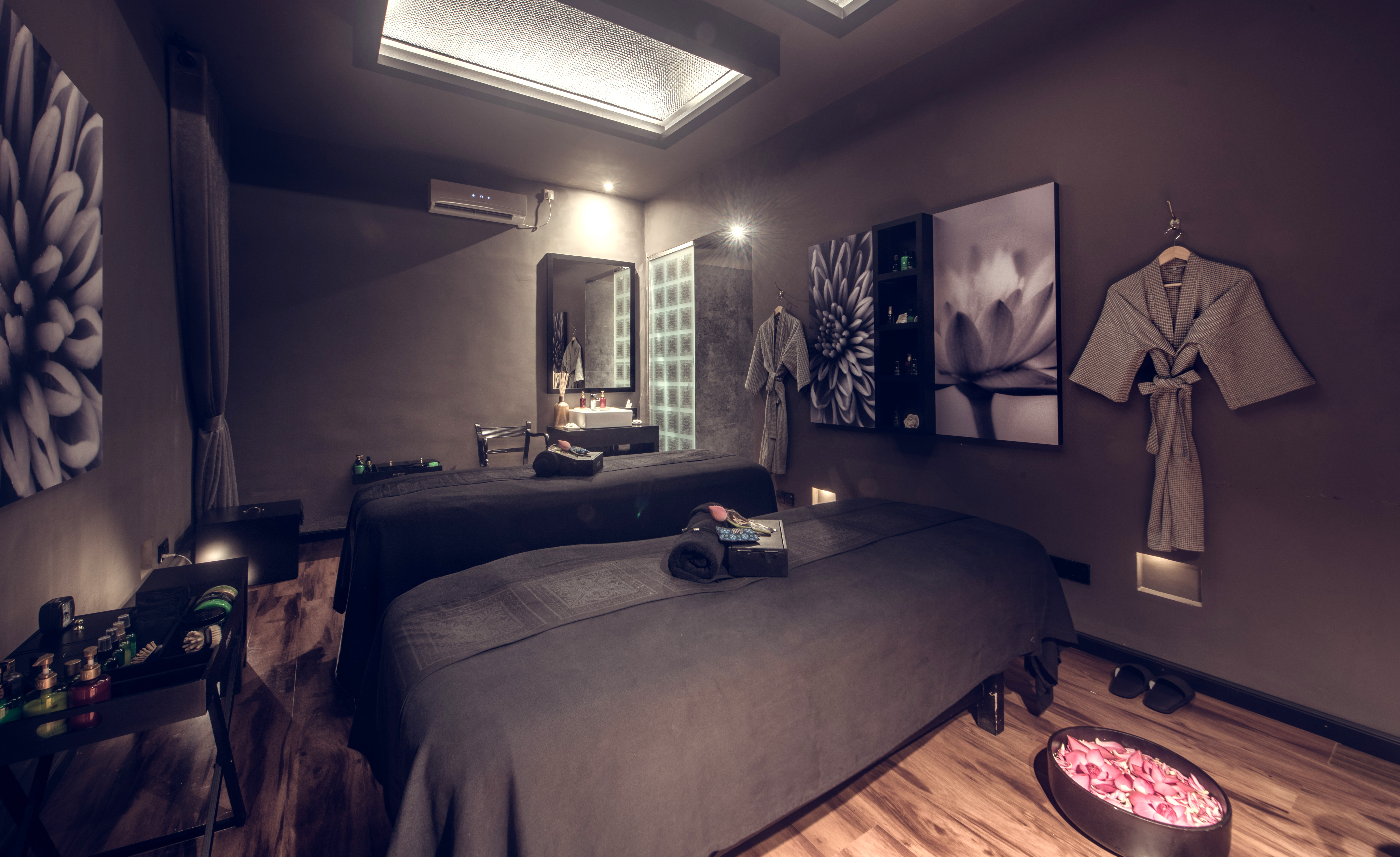 SPA-комната SPA CEYLON с массажными кушетками, лепестками цветов и мягким светом