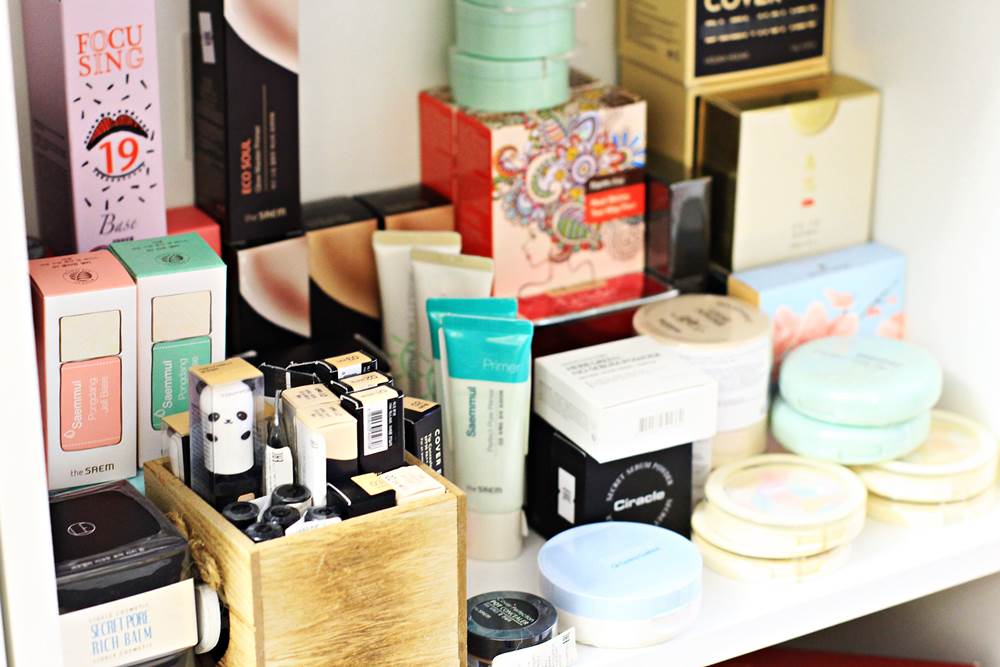 Корейская косметика реклама. Косметика масс маркет. Бутик корейской косметики. Корейская косметика упаковка. Корейская косметика интернет магазин.