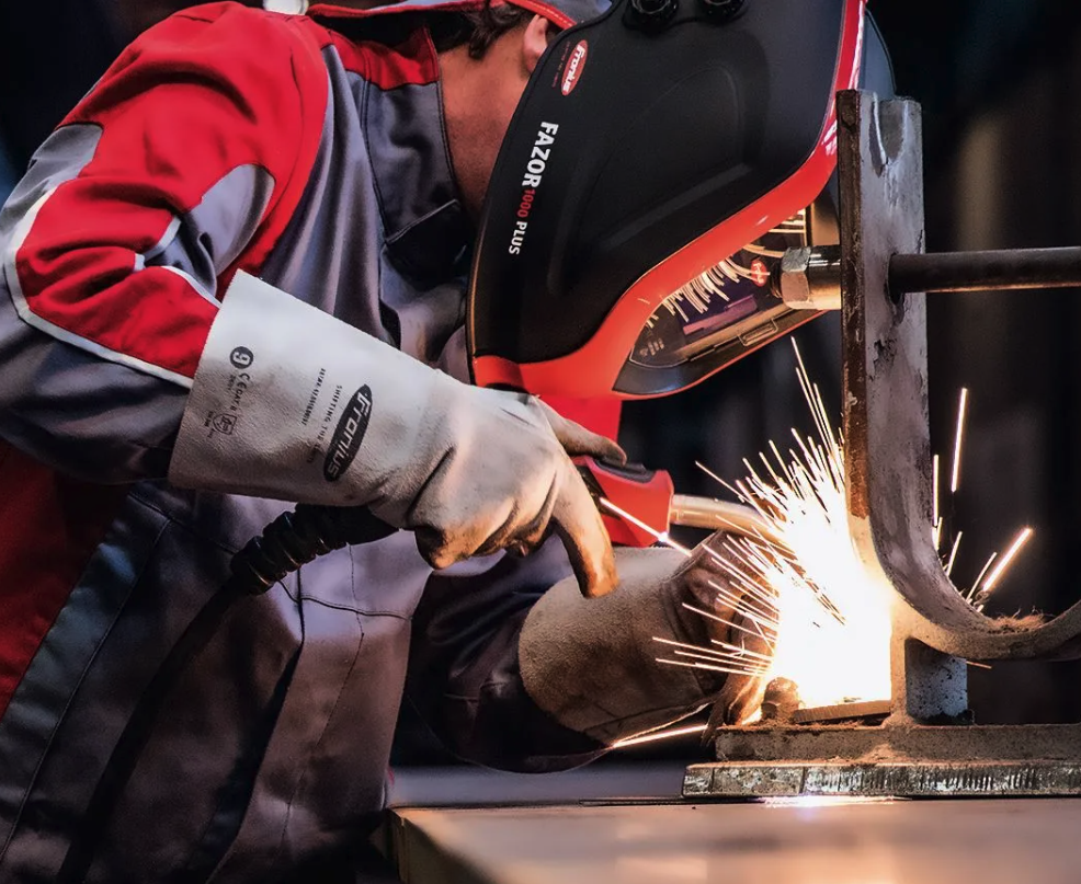 Производство сварочных материалов. Полуавтоматическая сварка миг маг. Welder сварка mig. Сварщик миг маг. Сварщик mig mag 135, 136 метод.